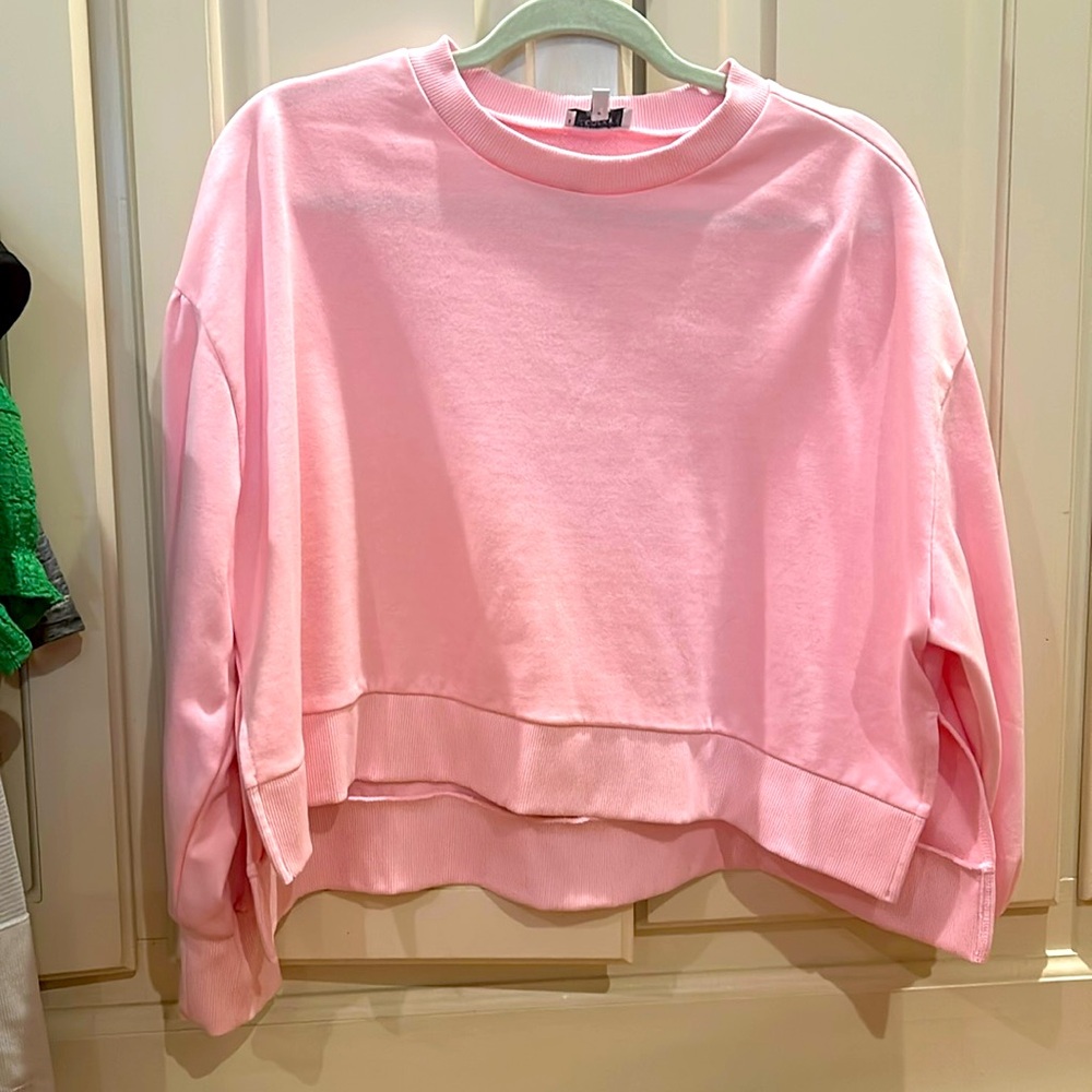 super cute cropped pink sweatshirt